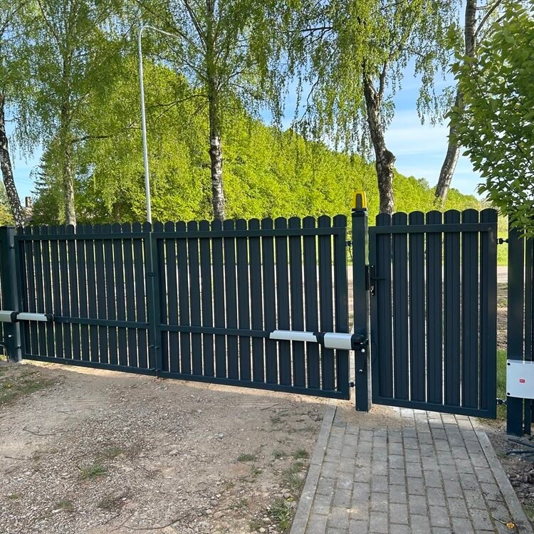Segmentinės tvoros vartai
